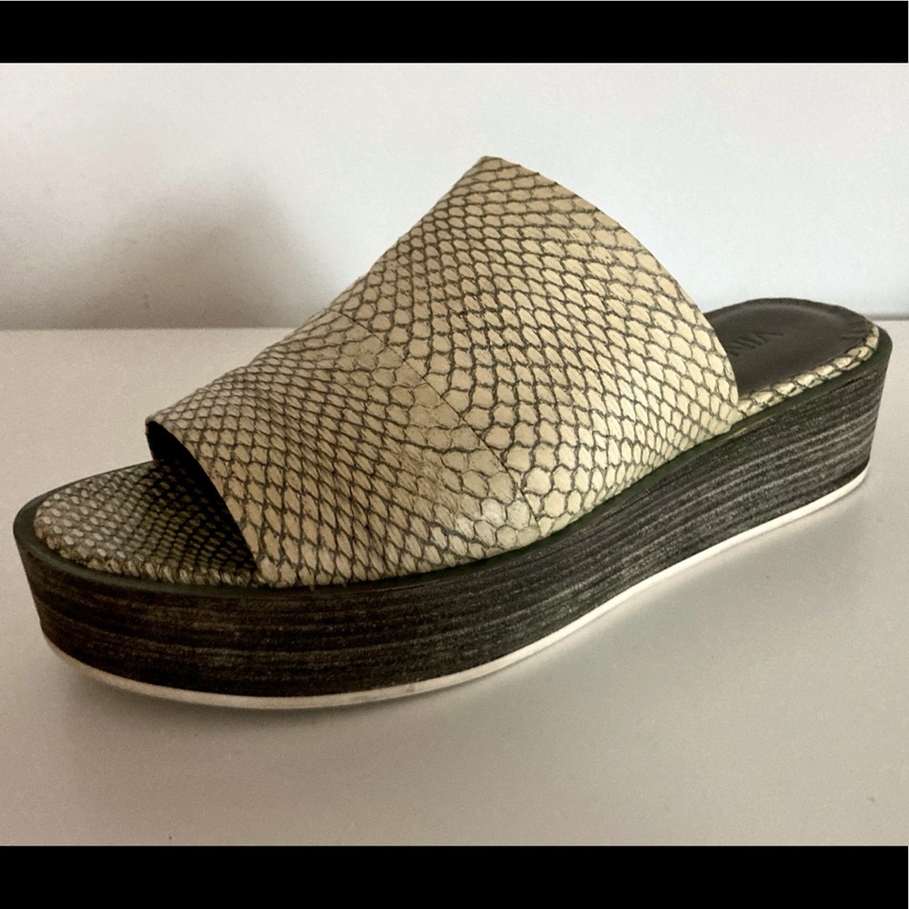 VINCE Snakeskin-Embossed Leather/Wood Platform Slide. Cream/Acorn. Size 8.
